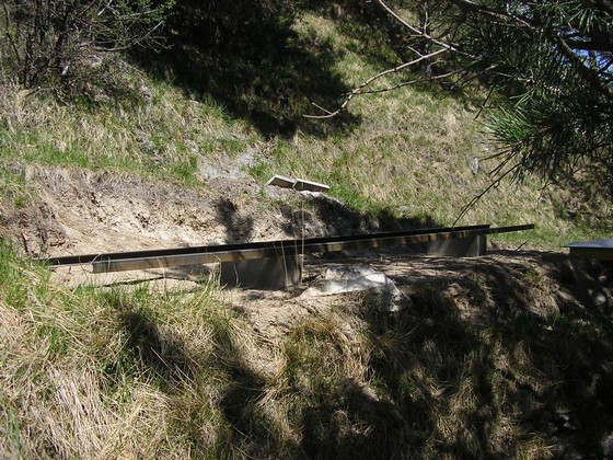 Deux barres d'acier posées sur des parpaings forment le banc